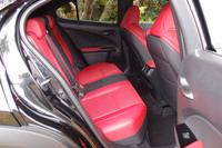 インテリアカラーは全9種類が用意される。写真は“Fスポーツ”グレード専用となるフレアレッドの室内。