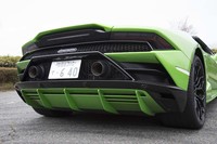 大胆な造形のエアアウトレットやディフューザーが印象的なリアまわり。ナンバープレートの両サイドに配されたエキゾーストパイプも迫力を醸し出す。