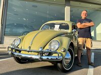 会場に花を添えたビートルこと1956年式「タイプI」と、オーナーのピエールルイージ氏。