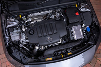 「CLA220d」に搭載される2リッター直4ディーゼルターボエンジンは、最高出力150PS、最大トルク320N・mという実力。8段DCTと組み合わせられる。