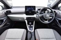 インテリアは、インストゥルメントパネルの上下幅を抑え小径ステアリングホイールを採用するなど、各部の比率を見直すことで、室内が広く見えるよう工夫されている。