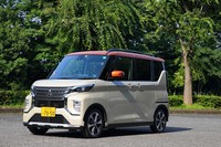 先代モデルの「カスタム」に代わり、「eKスペース」の派手顔を担当する「eKクロス スペース」。試乗車は最上級グレード「T」のFF車で、車両本体価格は185万9000円。