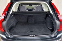 荷室（写真）とキャビンは、隔壁およびポリカーボネート製ウィンドウで空間的に分けられている。リアシートの背もたれは倒すことができない。