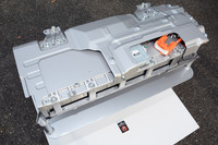 エントリーグレードの「B」を除き、「アクア」に搭載されるバイポーラ型ニッケル水素電池。ひとつの容器内でセルを背中合わせに積層したような構造が特徴で、コンパクト化と高出力化を実現している。