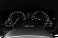 メーターは今はやりのデジタル式ではなく、アナログの2眼式。走行モードに応じて、表示の内容やデザインが切り替わる。