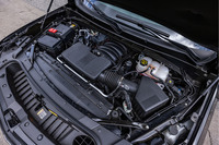 2.7tの巨体を引っ張る6.2リッターV8 OHVエンジン。筒内直接燃料噴射機構や可変バルブタイミング機構、そしてクルージングなどの低負荷時に6気筒までを休止させるダイナミックフューエルマネジメントと、今日のパワートレインにふさわしい効率化に寄与する機構が搭載されている。