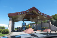 確かに、左ハンドルは日本市場において不便。こうした料金所では、係員＆後続車の皆さまに、申し訳ない気持ちでいっぱいになる。