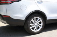 新型「ディスカバリー」には、オンロードでの高速走行時や、オフロード走行時、乗降の際、また荷物を積み下ろしする際などに車高を調整できる、電子制御エアサスペンションが装備されている。