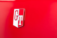 フロントフェンダーに貼られる「GT」のバッジもメタル製だ。