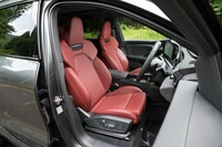 オプションで用意される、ダイヤモンドステッチの入ったファインナッパレザーの「Sスポーツシート」。マッサージ機能付きで、色はブラックとレッドから選択できる。