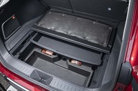 ラゲッジアンダースペースにはぬれたものなどを置くのに便利な樹脂トレイが用意されている。写真上にあるカバーの裏には分厚い遮音材が貼られていた。