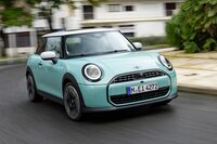 エンジンを搭載した「MINIクーパーS」。EV版もエンジン版もよく似たMINIクーパー。一目でわかる識別点としては、本文で紹介される特徴に加えて、ボンネットの切り欠きも挙げられる。切り欠きがヘッドランプの上にかかっているようならEV版、ヘッドランプの下を通っているようならエンジン版だ。