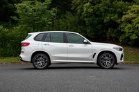 センターコンソールのスイッチを使って、手動で車高を調整することも可能。写真は最も高くしたところ。