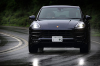 「マカン ターボ」と比べてブレーキシステムも強化されており、フロントローターの直径が360mmから390mmに、厚さが36mmから38mmにそれぞれ拡大されている。