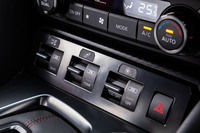 センターコンソール下部に、ドライブトレインやサスペンション、スタビリティーコントロールの制御切り替えスイッチが備わる。いずれも「R」モードが最強の設定となる。