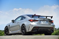 2019年5月にマイナーチェンジモデルが発売された「RC F」。デザイン上の“踏ん張り感”も加えられ、走りの機能美が一段と強調されている。