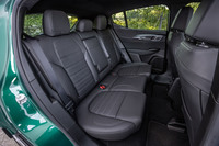 後席には、シートに置かれたものを検知する「リアシートリマインダーアラートシステム」を採用。運転を終えて車両を離れる前に、後席を確認するように注意を促す。足もとのスペースは、CセグメントSUVとして標準的な広さが確保されている。