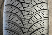 「タイプウエット」技術で柔らかくなるのは、タイヤ表面の深さ1mmまで。タイヤ全体が軟化すると、操縦安定性や燃費が悪化してしまうからだ。そこでタイプウエットでは、表面の1mmまでしか水がしみ込まないよう、パスの構造を工夫。水が浸透する深さや時間を最適化している。