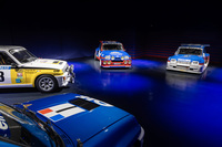 2025年3月17日にフランスのフラン工場で行われた「ルノー5ターボ3E」のメディア向け発表イベントの様子。4台の「5ターボ」は手前から時計回りで「ヨーロピアンカップカー」、ツールドコルスに参戦した1984年のラニョッティ車、1985年にラニョッティがドライブした「マキシ5ターボ」、そして1987年の「スーパープロダクションカー」。