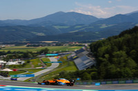 激戦の中団勢で好調をキープしているマクラーレン。予選ではカルロス・サインツJr.がキャリアベストの3位につけるも、レースでは早々にボッタス、アルボンに抜かれ5位に落ち、タイヤ交換に手間取るなどしてレーシングポイントやルノーにも先を越され結果9位。ファステストラップの1点を追加することはできた。一方のランド・ノリス（写真）は、胸の痛みを訴えながら予選6位。だがフリー走行中に黄旗を無視したことで3グリッド降格、9番グリッドからのスタート。こちらは最後の2周に8位から一気に5位に上がる活躍を見せた。2戦を終えノリスはドライバーズランキング3位、チームはコンストラクターズランキング2位につけている。（Photo=McLaren）