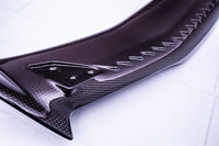 シェブロンと呼ばれるテールゲートスポイラー裏面に成形されたノコギリのような突起は、航空機用ジェットエンジンの排気口に使われる同形状をヒントにしたものだという。