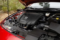 パワーユニットは、従来型のガソリンエンジンやディーゼルに加えて、新開発の圧着着火型ガソリンエンジン「スカイアクティブX」もラインナップ。国内でのスカイアクティブX搭載車のデリバリーは、前2者に比べて2～3カ月遅れるものとみられる。