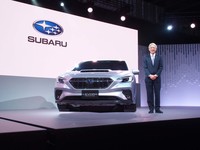 「レヴォーグ プロトタイプ」と中村知美 スバル代表取締役社長。