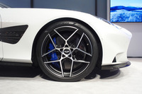 21インチサイズのアルミ鍛造ホイールを標準で装備。フロントに235/30ZR21、リアに275/35ZR21サイズの専用チューニングされた「ピレリPゼロ」タイヤを組み合わせる。