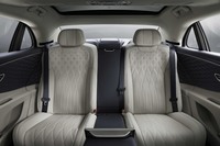 後席の様子。シート地の素材やカラーを好みのものに変えられるパーソナルプログラムも用意される。