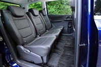 2列目シートは3人掛けで、ほぼ等間隔に分割されている。それぞれのシートの背もたれを個別に倒すことも可能だ。