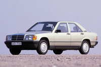 世界初となるマルチリンク式サスペンションをリアに採用した「メルセデス・ベンツ190」。