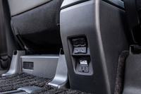 非常時給電システム付き100V・1500Wの電源コンセントは4万4000円のオプションアイテム。センターコンソールボックスの後方（写真）と荷室にコンセントを配置する。