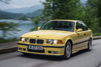 2代目「M3」は1992年にデビュー。前期型では3リッター直6エンジン（最高出力286PS）を、後期型では3.2リッター直6エンジン（同321PS）を搭載していた。