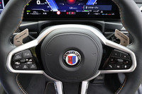 アルマイト処理されたアルミニウム製の「スウィッチトロニックシフトパドル」はアルピナのオリジナルアイテム。ステアリングホイールのステッチとともに、こちらにも「オロ・テクニコ」カラーが採用されている。