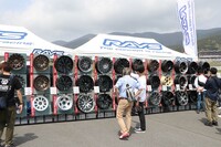 ホイールメーカーのレイズは、さまざまな高性能ホイールをずらりと展示した。実物に触れて愛車とのマッチングが検討できる、貴重な機会だ。