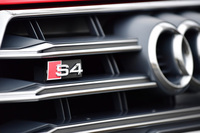 フロントグリルには、「S4」のロゴがあしらわれる。