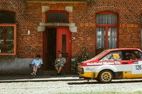 街を行く「フォード・エスコート」を見送るおっさんと子供。こんな何気ないシーンが絵になってしまうのがうらやましい。