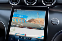 ナビゲーションシステムにはメルセデス・ベンツ最新の「ARナビ」を採用。交差点などでは、カメラが読み取った自車前方の映像と方向指示を重ね合わせ、より直感的でわかりやすいルート案内を追求している。