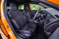 ヘッドレストに「R.S.」の刺しゅうが施された専用スポーツシートを採用。表皮には体がずれにくいアルカンターラが用いられ、シートの縁にステアリングホイールと同じくグレーのステッチが入る。