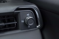 ダッシュボードの両端にレイアウトされる「そよ風アウトレット」。通常のエアコン風に加えて、ウィンドウに沿って後席にまで到達する拡散風を流すことができる。