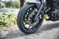 タイヤサイズはフロントが120/70ZR17、リアが180/55ZR17。フロントにはφ282mmの2枚のローターに対向4ピストンキャリパーを組み合わせたダブルディスクブレーキが装備される。