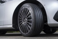 「スポーツマックス ラックス」は、他のスポーツマックスシリーズの製品と同じく、「マックス・ドライバビリティ・テクノロジー」と呼ばれる特殊なプロファイルを採用。トレッド面が丸く膨らむのを抑えることで接地面を広げ、操縦安定性を高めている。