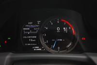 “Fスポーツ”には「レクサスLFA」の可動式メーターリングを継承する8インチカラーTFT液晶メーターが備わる。