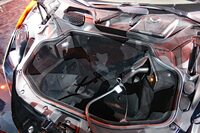 スーツケース2個を収納できるフロントトランク。充電口はトランク内に設けられている。