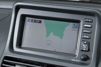 新車当時は55万円という価格設定だったDVDナビゲーションシステム。解像度は最新モデルと比べるべくもないが、交差点の確認などにはきちんと使える。