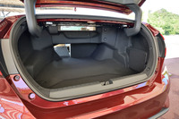 荷室の容量は5人乗車時で512リッター。9.5インチのゴルフバッグを4個収納できる。長尺物に対応するためのトランクスルー機構も備わる。
