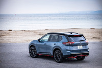 ボディーカラーは写真の特別塗装色「NISMOステルスグレー／スーパーブラック2トーン」を含む、「カーディナルレッド（CPM）／スーパーブラック2トーン」「プリズムホワイト（3P）／スーパーブラック2トーン」など全6タイプがラインナップされる。