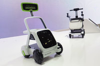 生活支援モビリティーの「ミトラ」（左）と「クーポ」（右）。前者はさまざまな機能を搭載した自立移動型ロボット、後者はカートにもなる電動車いすだ。