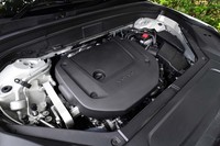 ターボとスーパーチャージャー、さらにマイルドハイブリッドシステムも組み合わされる「XC90 B6」の2リッター直4エンジン。幅広い回転域での豊かなトルク特性と省燃費性が特長とされる。