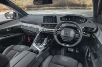 メーターパネルを高くレイアウトしたプジョーならではの「iコックピット」。メーターとインフォテインメント用の液晶スクリーンが従来モデルよりも高精細になっている。